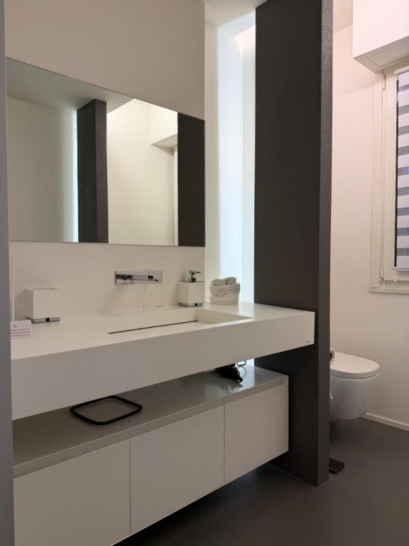 Bagno con doppio lavabo di design