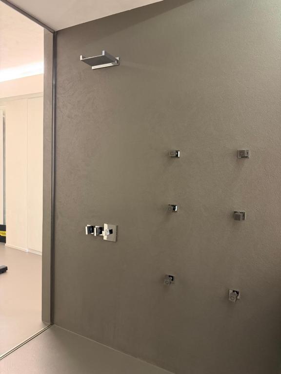 Dettaglio doccia e accessori bagno