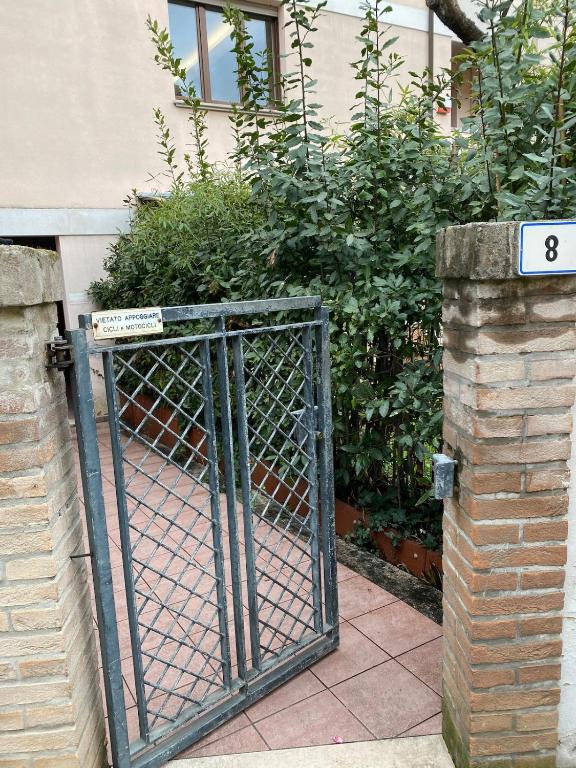 Ingresso e cancello dello stabile