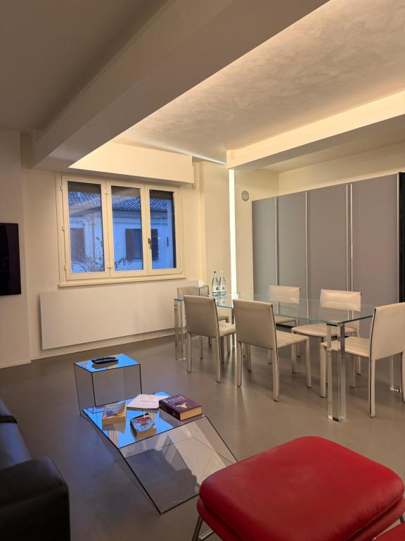 Sala da pranzo con vista sulla città