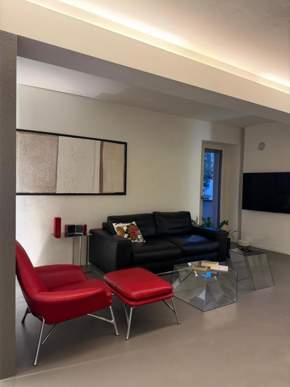 Soggiorno con poltrone rosse di design