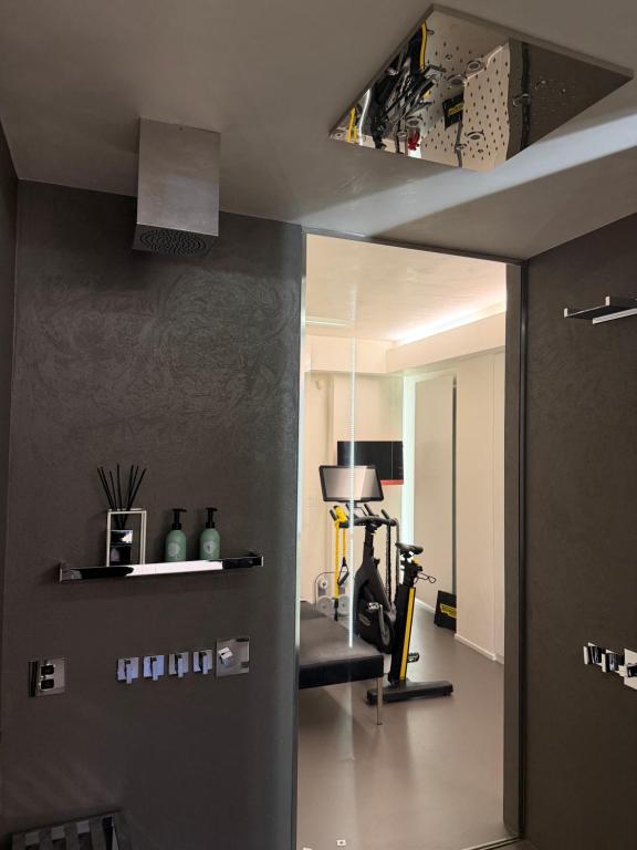 Zona benessere con specchi e attrezzi fitness